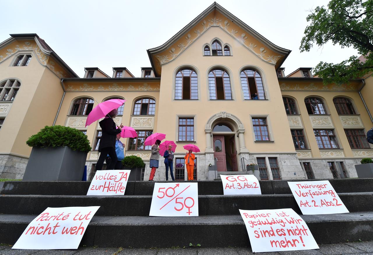 Demonstrantinnen für eine Paritätsregelung stehen vor der Urteilsverkündung mit Plakaten wie "Parité tut nicht weh" vor dem Thüringer Verfassungsgerichtshof. Demonstrantinnen für eine Paritätsregelung stehen vor der Urteilsverkündung mit Plakaten wie "Parité tut nicht weh" vor dem Thüringer Verfassungsgerichtshof.