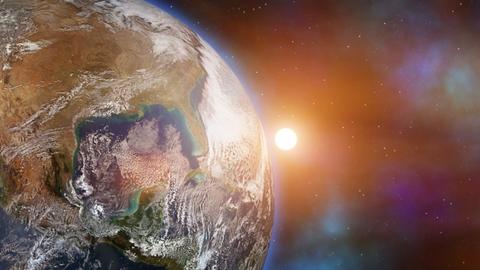 Digital generierter Blick aus dem Weltall auf die aufgehende Sonne hinter dem Planeten Erde.