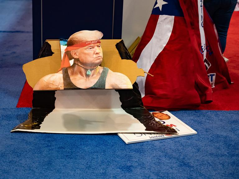 Ein Pappaufsteller während der Konferenz der Konservativen in Dallas im US-Staat Texas. Er zeigt eine Fotomontage des Ex-US-Präsidenten Donald Trump im Rambo-Stil mit rotem Stirnband. 