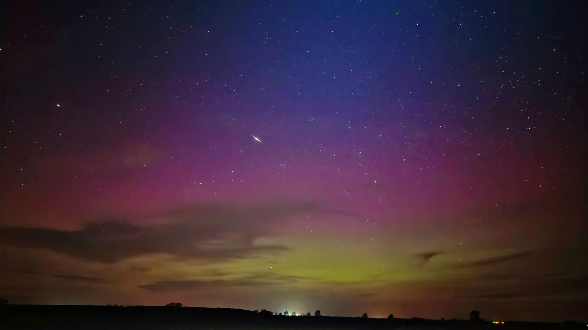Der Himmel bei Nacht leuchtet in mehreren Farben. Der Himmel bei Nacht leuchtet in mehreren Farben.