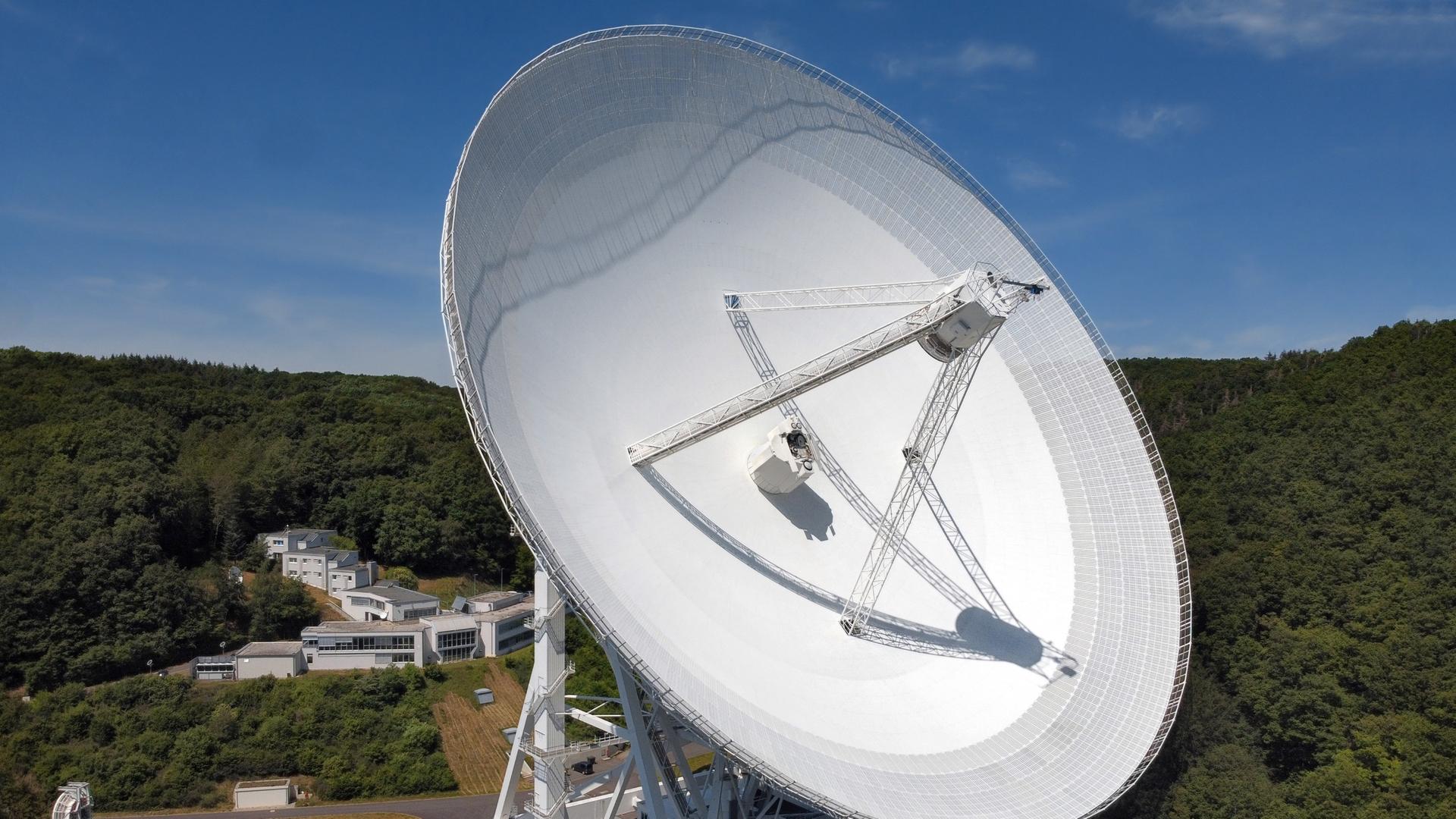 Das 100 Meter große Radioteleskop Effelsberg Das 100 Meter große Radioteleskop Effelsberg