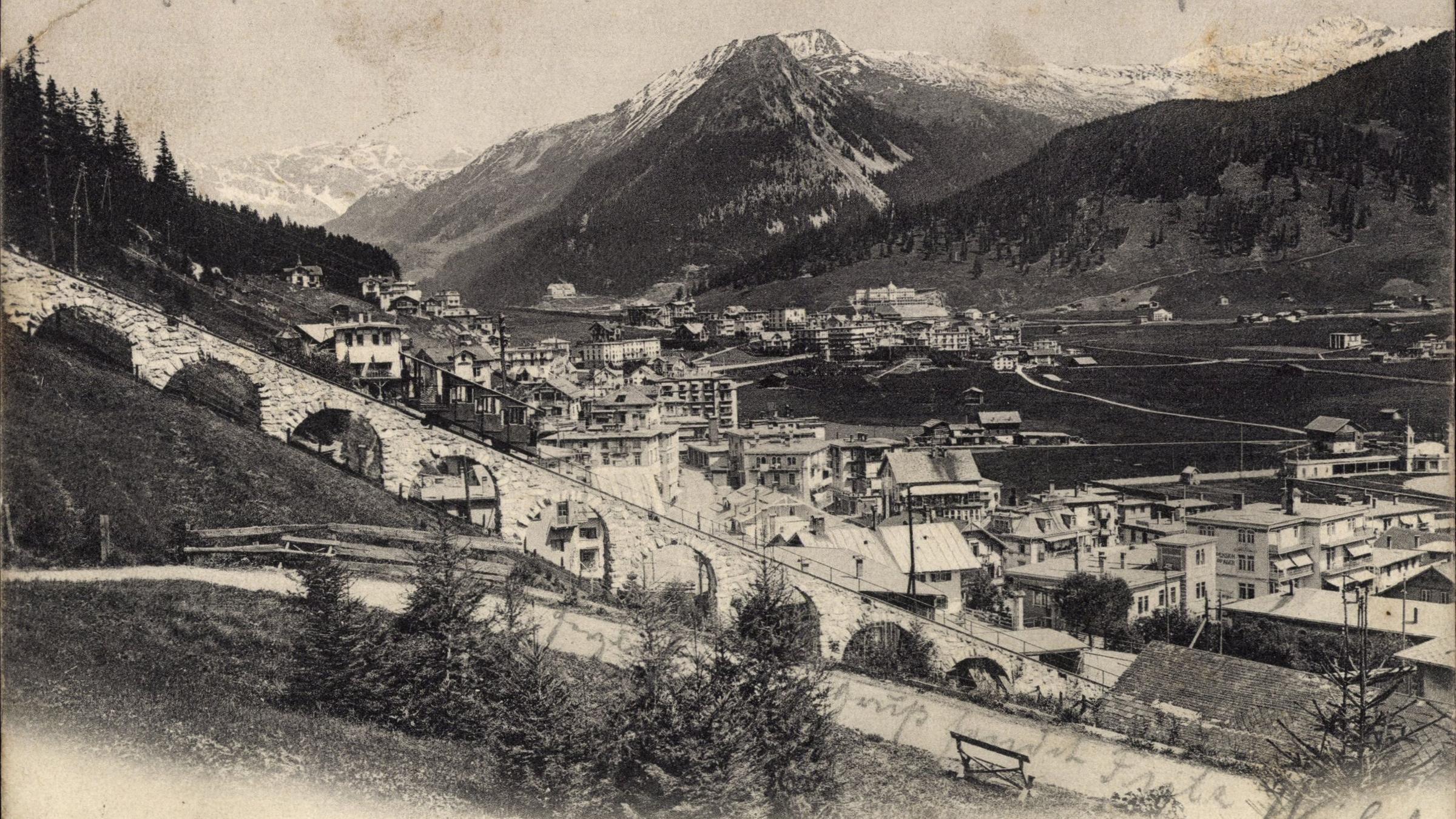 Davos im Schweizer Kanton Graubünden, historische Aufnahme der Stadtans...</p>

                        <a href=