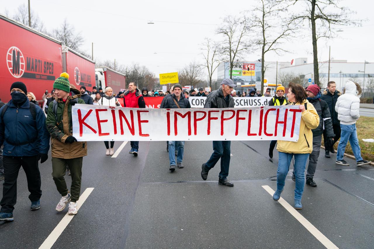 Demonstranten ziehen mit Bannern wie „Keine Impfpflicht“ durch die Nürnberger Südstadt. Demonstranten ziehen mit Bannern wie „Keine Impfpflicht“ durch die Nürnberger Südstadt.
