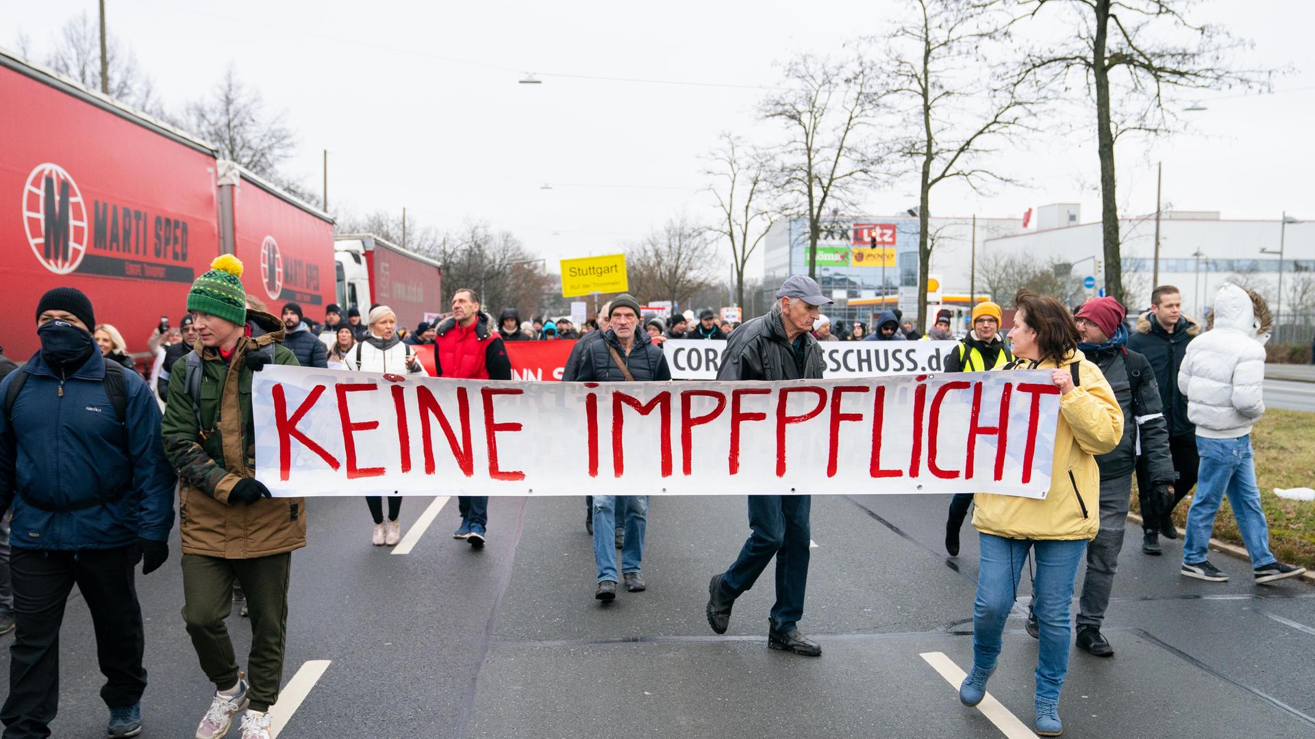 Demonstranten ziehen mit Bannern wie „Keine Impfpflicht“ durch die Nürnberger Südstadt. 