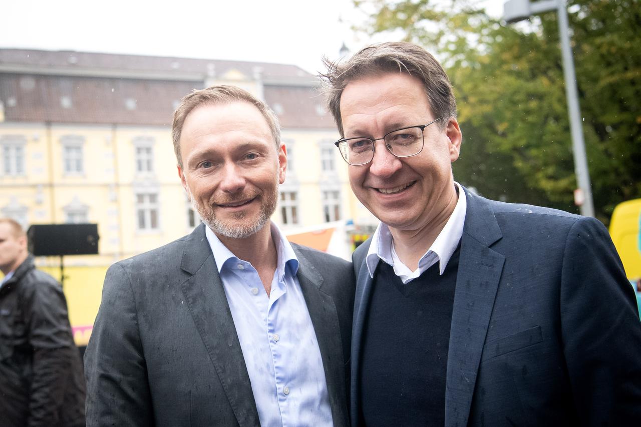 Christian Lindner (FDP, l), Bundesfinanzminister, bei einem Wahlkampftermin mit Stefan Birkner, Landesvorsitzender und Spitzenkandidat der FDP Niedersachsen Christian Lindner (FDP, l), Bundesfinanzminister, bei einem Wahlkampftermin mit Stefan Birkner, Landesvorsitzender und Spitzenkandidat der FDP Niedersachsen