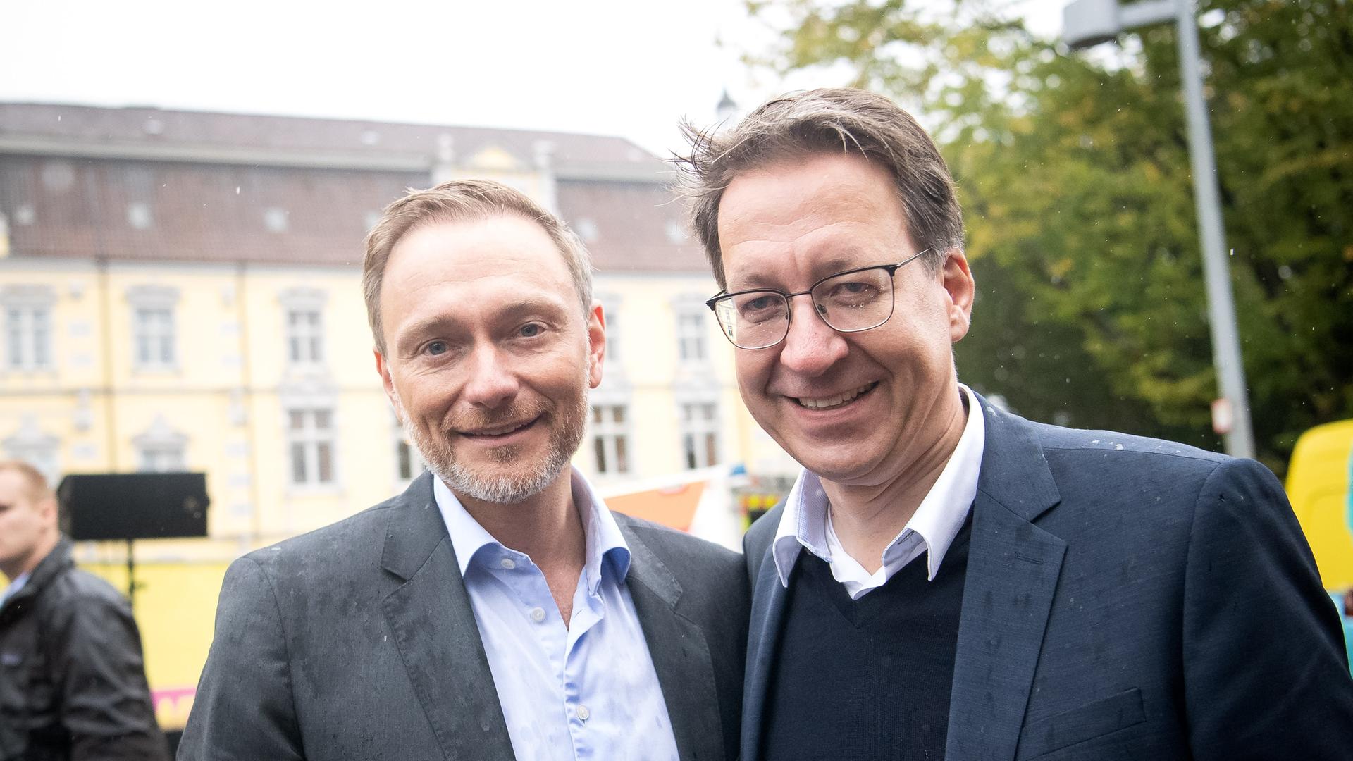 Christian Lindner (FDP, l), Bundesfinanzminister, bei einem Wahlkampftermin mit Stefan Birkner, Landesvorsitzender und Spitzenkandidat der FDP Niedersachsen