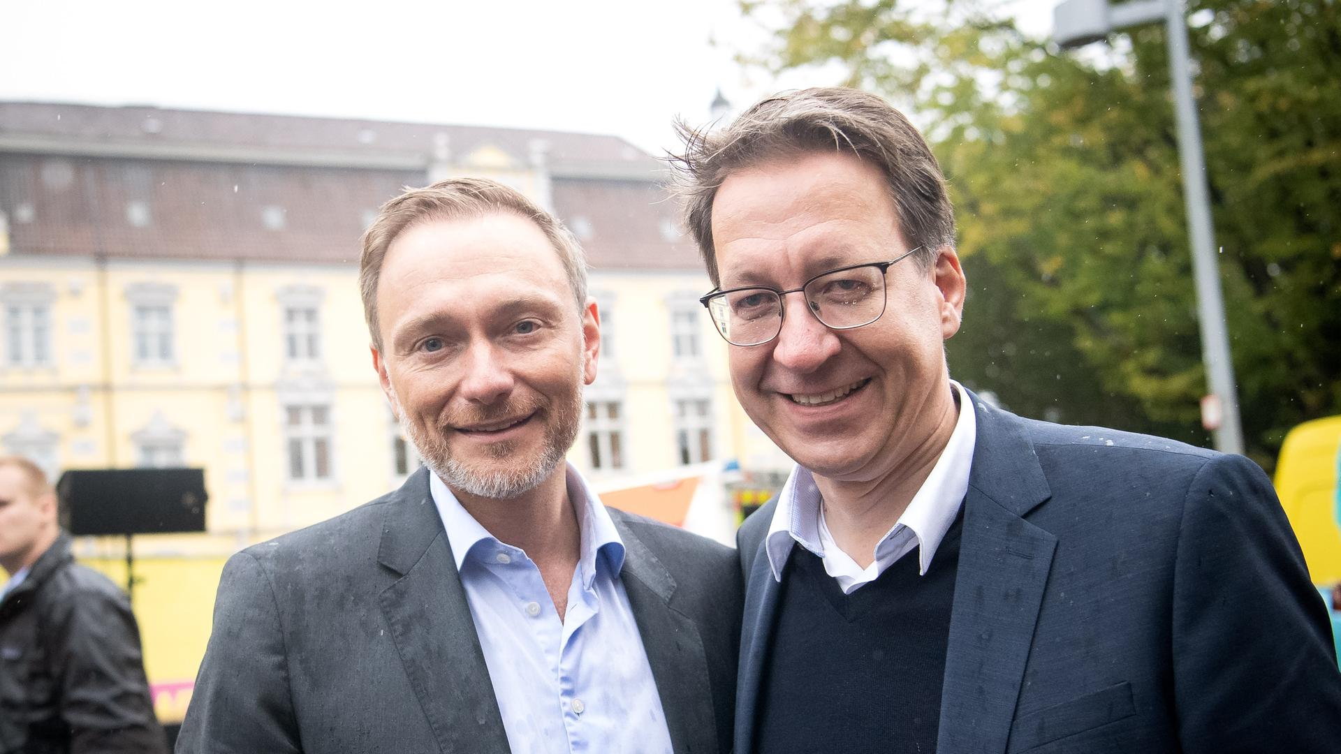 Christian Lindner (FDP, l), Bundesfinanzminister, bei einem Wahlkampftermin mit Stefan Birkner, Landesvorsitzender und Spitzenkandidat der FDP Niedersachsen Christian Lindner (FDP, l), Bundesfinanzminister, bei einem Wahlkampftermin mit Stefan Birkner, Landesvorsitzender und Spitzenkandidat der FDP Niedersachsen