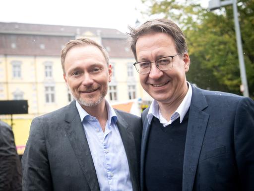 Christian Lindner (FDP, l), Bundesfinanzminister, bei einem Wahlkampftermin mit Stefan Birkner, Landesvorsitzender und Spitzenkandidat der FDP Niedersachsen