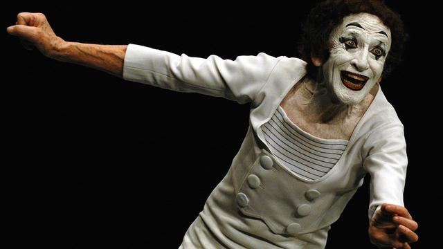Der Pantomime Marcel Marceau als tragikomischer Clown "Bip" im Ringelhemd  und weiß geschminkten Gesicht bei einem Auftritt 2005 in Havanna