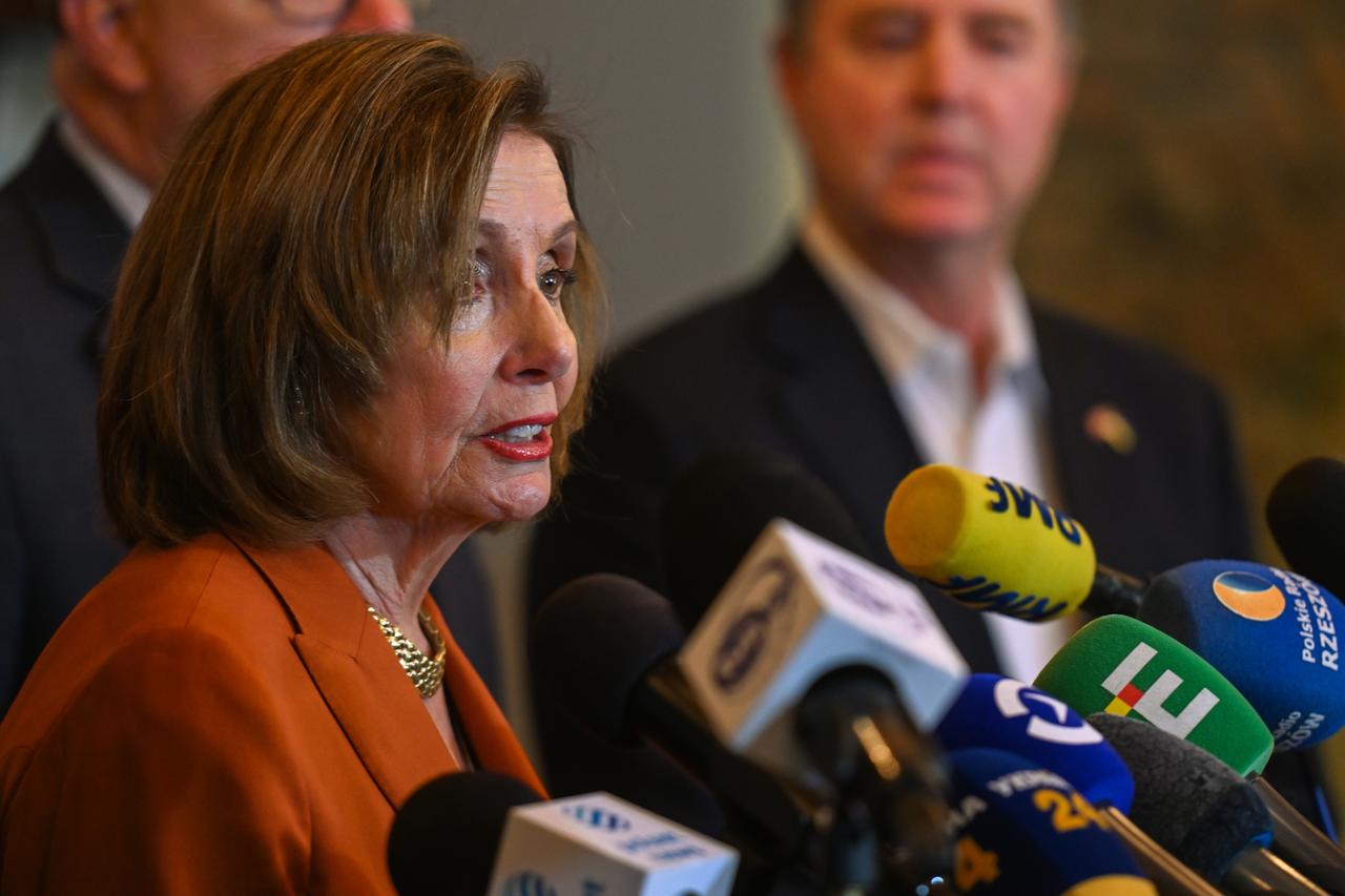 Die Vorsitzende des US-Repräsentantenhauses, Nancy Pelosi, nach ihrem Treffen mit dem ukrainischen Präsidenten Selenskyi in Kiew Die Vorsitzende des US-Repräsentantenhauses, Nancy Pelosi, nach ihrem Treffen mit dem ukrainischen Präsidenten Selenskyi in Kiew