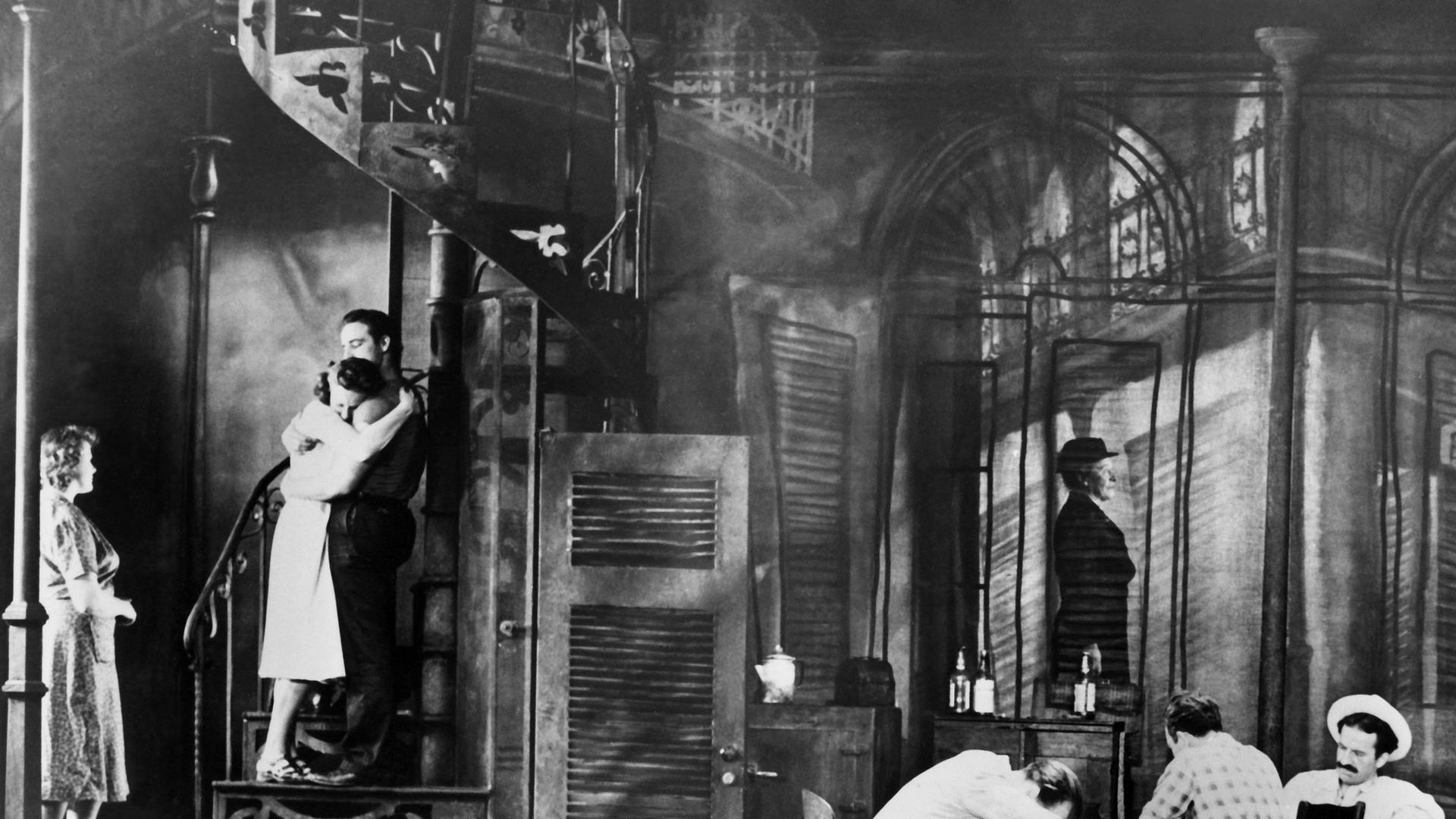 Die Schlussszene der ursprünglichen Broadway-Produktion von Tennessee Williams' Stück "A Streetcar Named Desire" am 17. Dezember 1947 in New York. Mit Marlon Brando als Stanley Kowalski, Kim Hunter als Stella und Jessica Tandy als Blanche. Die Schlussszene der ursprünglichen Broadway-Produktion von Tennessee Williams' Stück "A Streetcar Named Desire" am 17. Dezember 1947 in New York. Mit Marlon Brando als Stanley Kowalski, Kim Hunter als Stella und Jessica Tandy als Blanche.