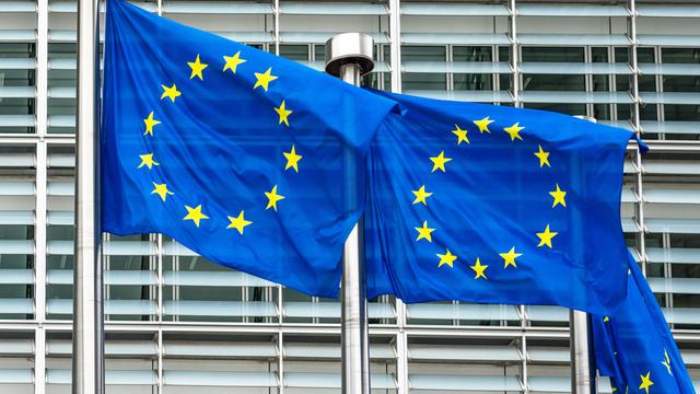 Europaflaggen vor dem Sitz der Europäischen Kommission in Brüssel