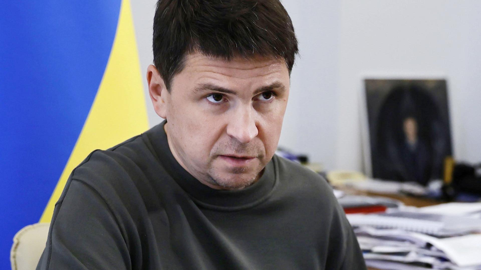 Mychajlo Podoljak, Journalist und politischer Berater des ukrainischen Präsidenten Wolodymyr Selenskyj, bei einem Interview