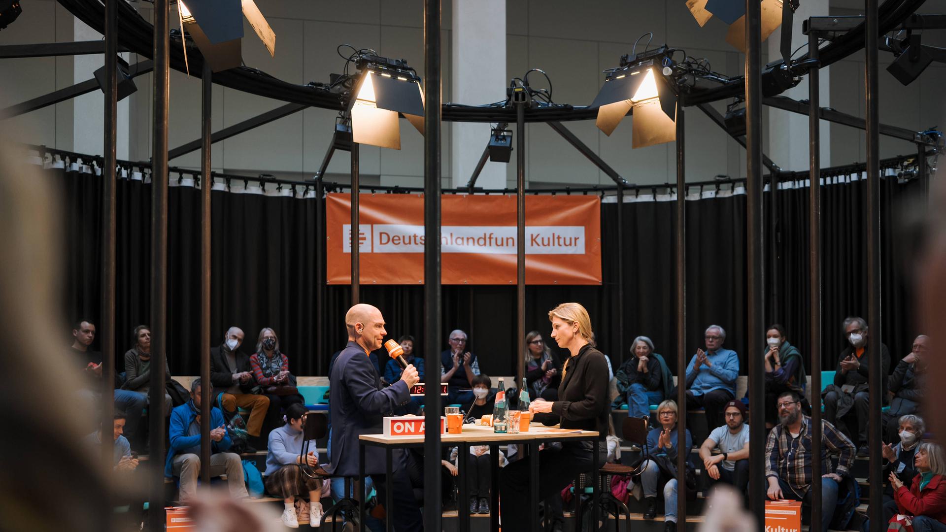 Das offene Studio der Mittagssendung „Studio 9 - Der Tag mit“ live im Humboldt-Forum mit der Umweltökonomin Maja Göpel. Das offene Studio der Mittagssendung „Studio 9 - Der Tag mit“ live im Humboldt-Forum mit der Umweltökonomin Maja Göpel.