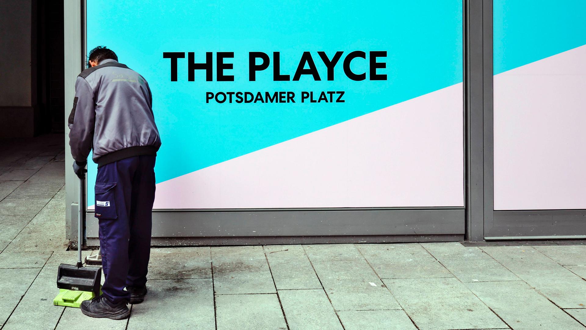 Ein Servicemitarbeiter reinigt den Boden im renovierten ehemaligen Potsdamer Platz Arkaden unter neuem Namen: The Playce. Im Stil einer Markthalle werden auf drei Etagen internationale Marken und Dienstleister einziehen. Ein Servicemitarbeiter reinigt den Boden im renovierten ehemaligen Potsdamer Platz Arkaden unter neuem Namen: The Playce. Im Stil einer Markthalle werden auf drei Etagen internationale Marken und Dienstleister einziehen.