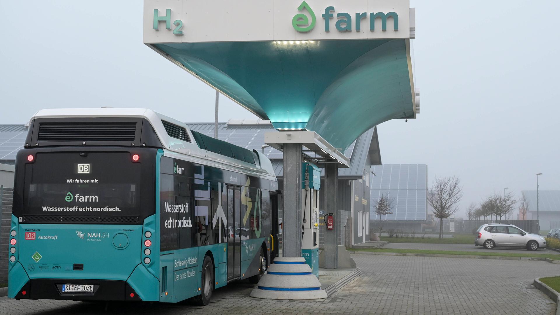 Ein Bus mit Wasserstoff-Antrieb tankt an einer speziellen Tankstelle in Niebüll. Ein Bus mit Wasserstoff-Antrieb tankt an einer speziellen Tankstelle in Niebüll.
