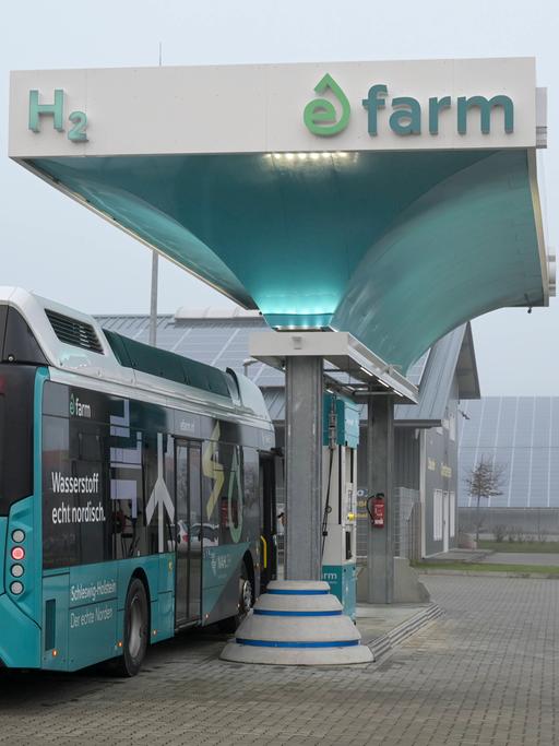 Ein Bus mit Wasserstoff-Antrieb tankt an einer speziellen Tankstelle in Niebüll.