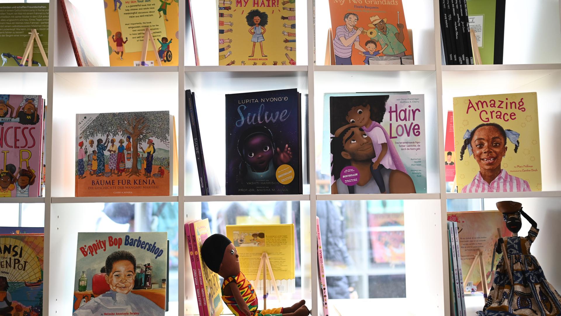 Ein Blick aufs Bücherregal der neuen "Schwarzen Kinderbibliothek" in Bremen. Eine Kinder- und Jugendbibliothek, die ausschließlich Literatur über das Leben schwarzer Menschen anbietet. 