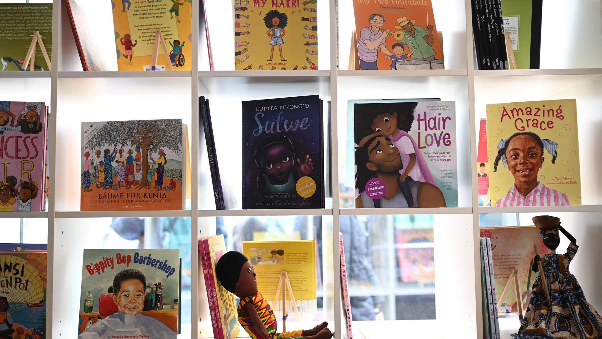 Ein Blick aufs Bücherregal der neuen "Schwarzen Kinderbibliothek" in Bremen. Eine Kinder- und Jugendbibliothek, die ausschließlich Literatur über das Leben schwarzer Menschen anbietet. Ein Blick aufs Bücherregal der neuen "Schwarzen Kinderbibliothek" in Bremen. Eine Kinder- und Jugendbibliothek, die ausschließlich Literatur über das Leben schwarzer Menschen anbietet.