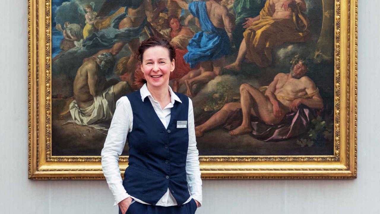 Johanna Lange steht vor einm Gemälde in einem Museum und lacht freundlich in die Kamera. Johanna Lange steht vor einm Gemälde in einem Museum und lacht freundlich in die Kamera.