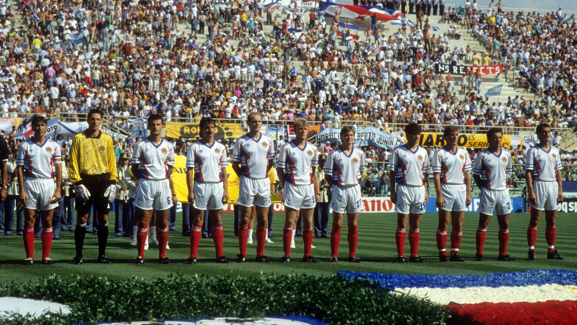 Die Fußball-Nationalmannschaft Jugoslawiens vor dem Spiel gegen Argentinien im Viertelfinale der WM 1990. Die Fußball-Nationalmannschaft Jugoslawiens vor dem Spiel gegen Argentinien im Viertelfinale der WM 1990.