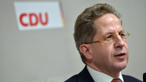 Hans-Georg Maaßen, ehemaliger Präsident des Bundesamtes für Verfassungsschutz (BfV), im Profil, im Hintergrund ein CDU-Schild