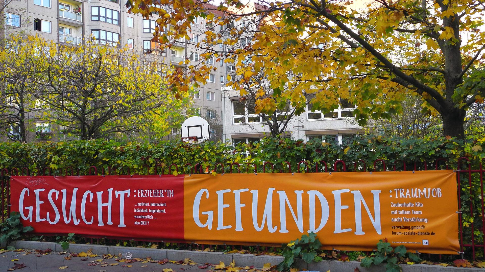 Ein "Gesucht und gefunden"-Werbebanner an einer Kita-Einrichtung in Berlin-Mitte. Ein "Gesucht und gefunden"-Werbebanner an einer Kita-Einrichtung in Berlin-Mitte.