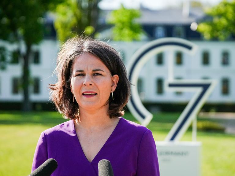 Bundesaußenministerin Annalena Baerbock gibt ein Pressestatement