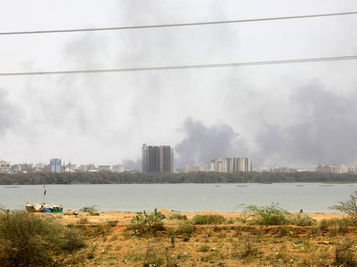 15. April 2023: Rauch steigt auf über der sudanesischen Hauptstadt Khartum