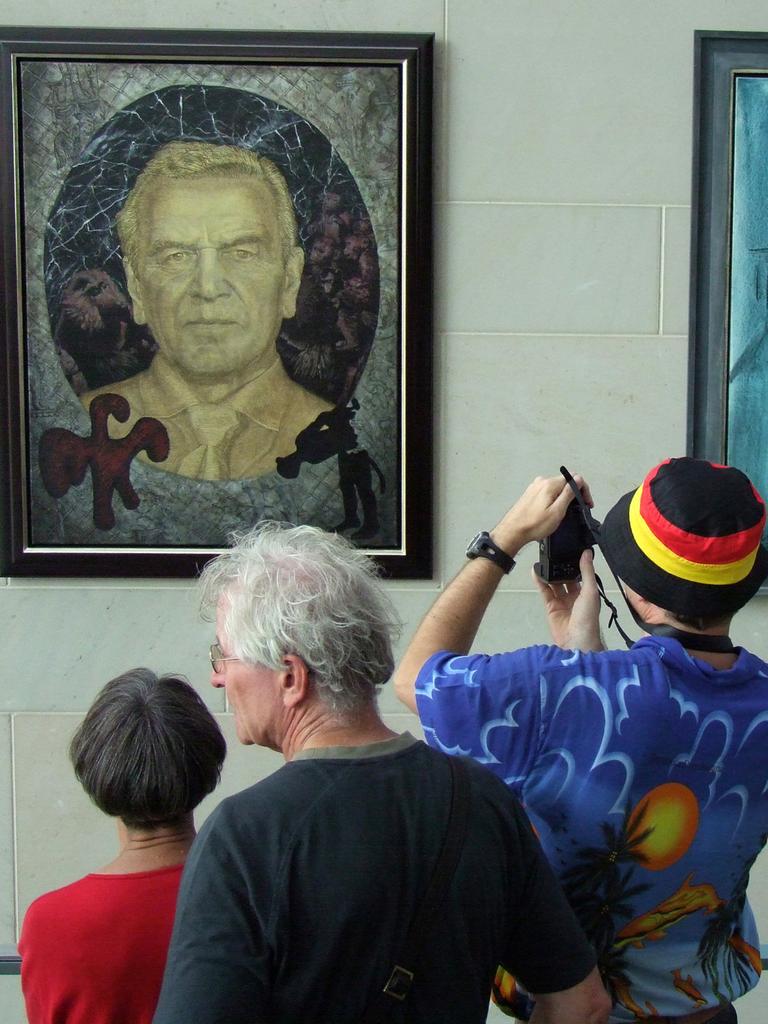 Die Porträts der früheren Bundeskanzler Gerhard Schröder und Helmut Kohl im Kanzleramt. 