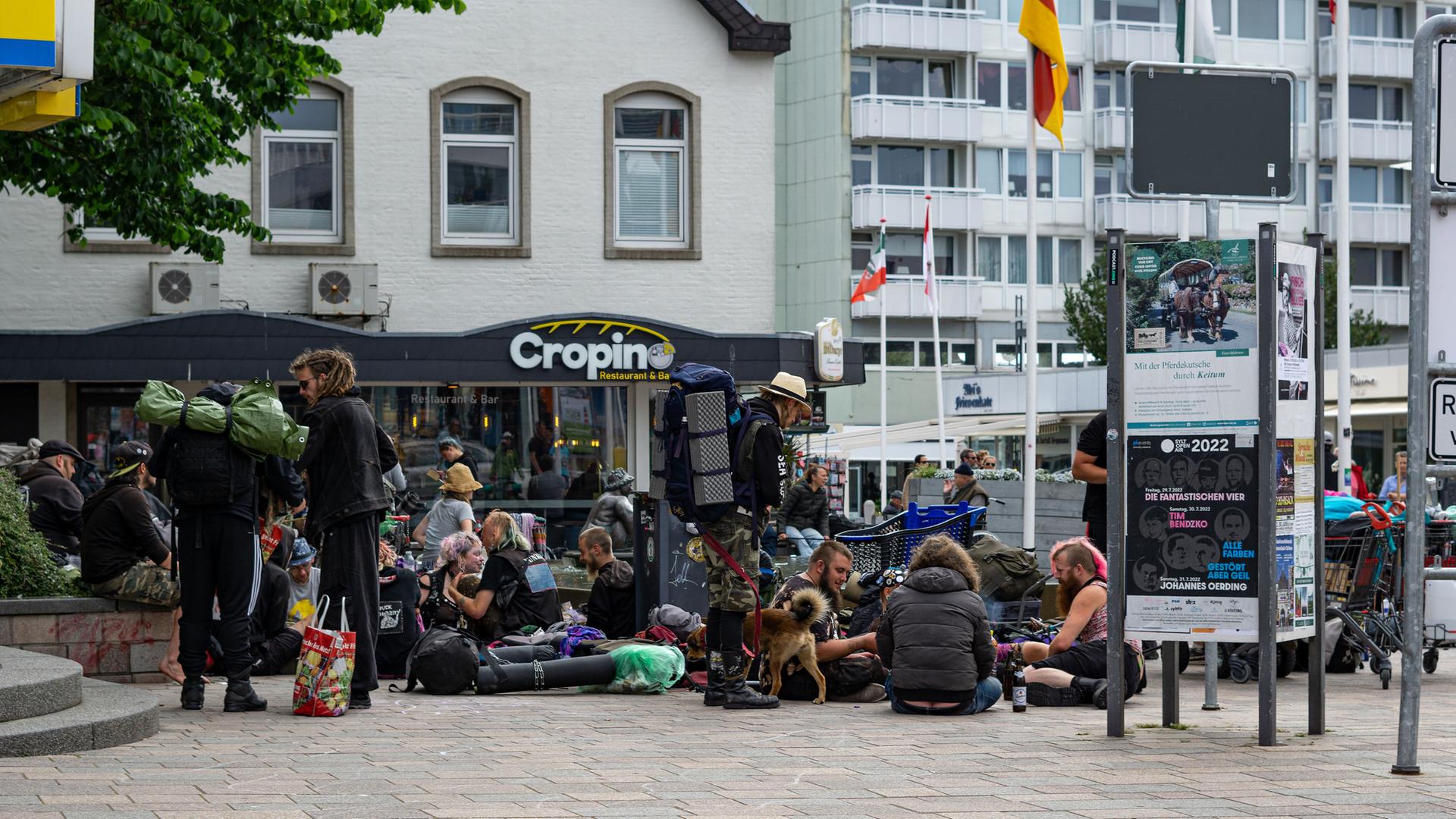 In der Innenstadt von Westerland auf Sylt sitzen viele Punks. Sie haben Rücksäcke und Hunde bei sich. In der Innenstadt von Westerland auf Sylt sitzen viele Punks. Sie haben Rücksäcke und Hunde bei sich.