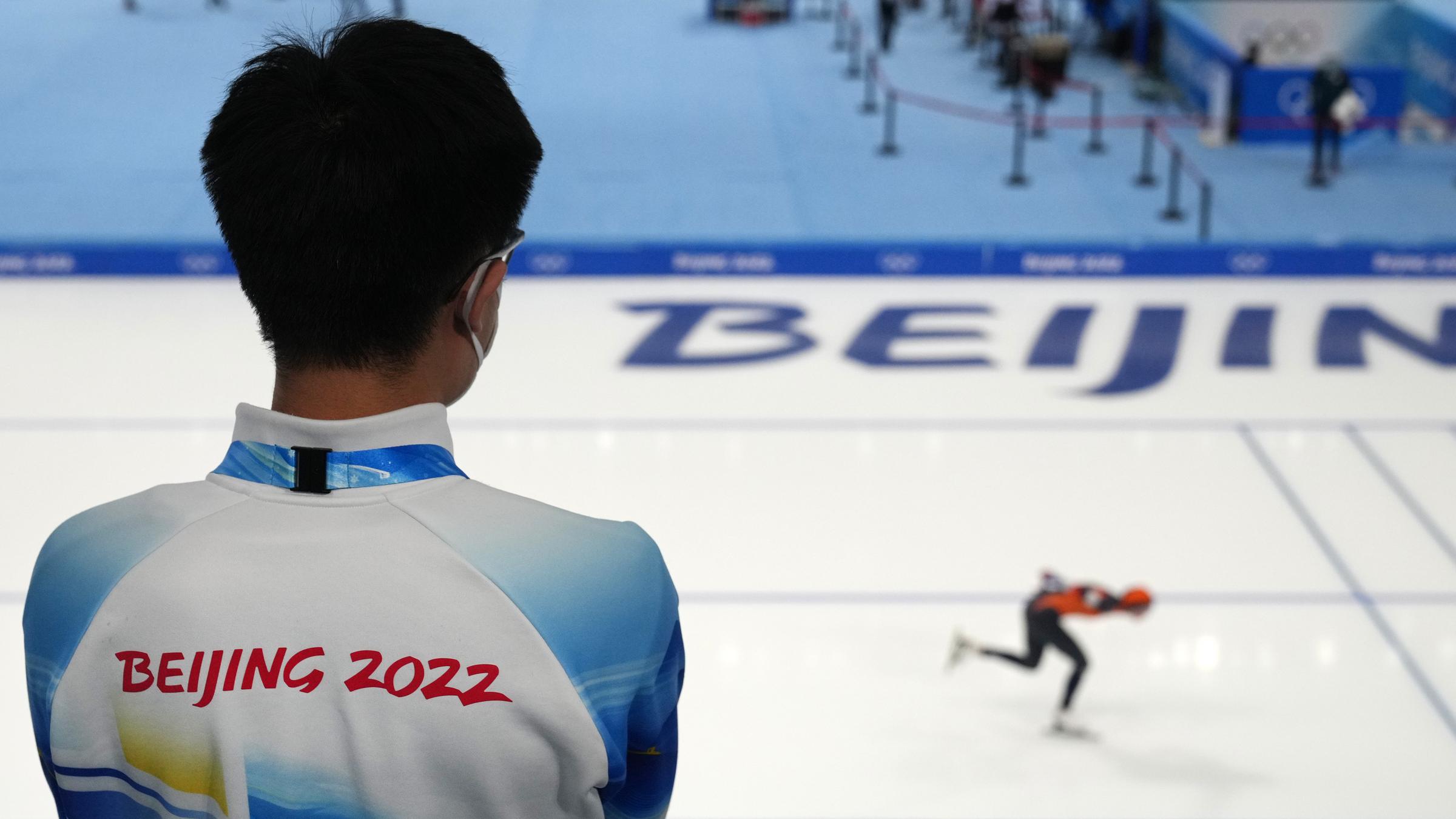 Ein Athlet nimmt an einem Eisschnelllauf-Testrennen im Vorfeld der Olympischen Winterspiele 2022 in Peking im National Speed Skating .Oval in Peking, China, teil