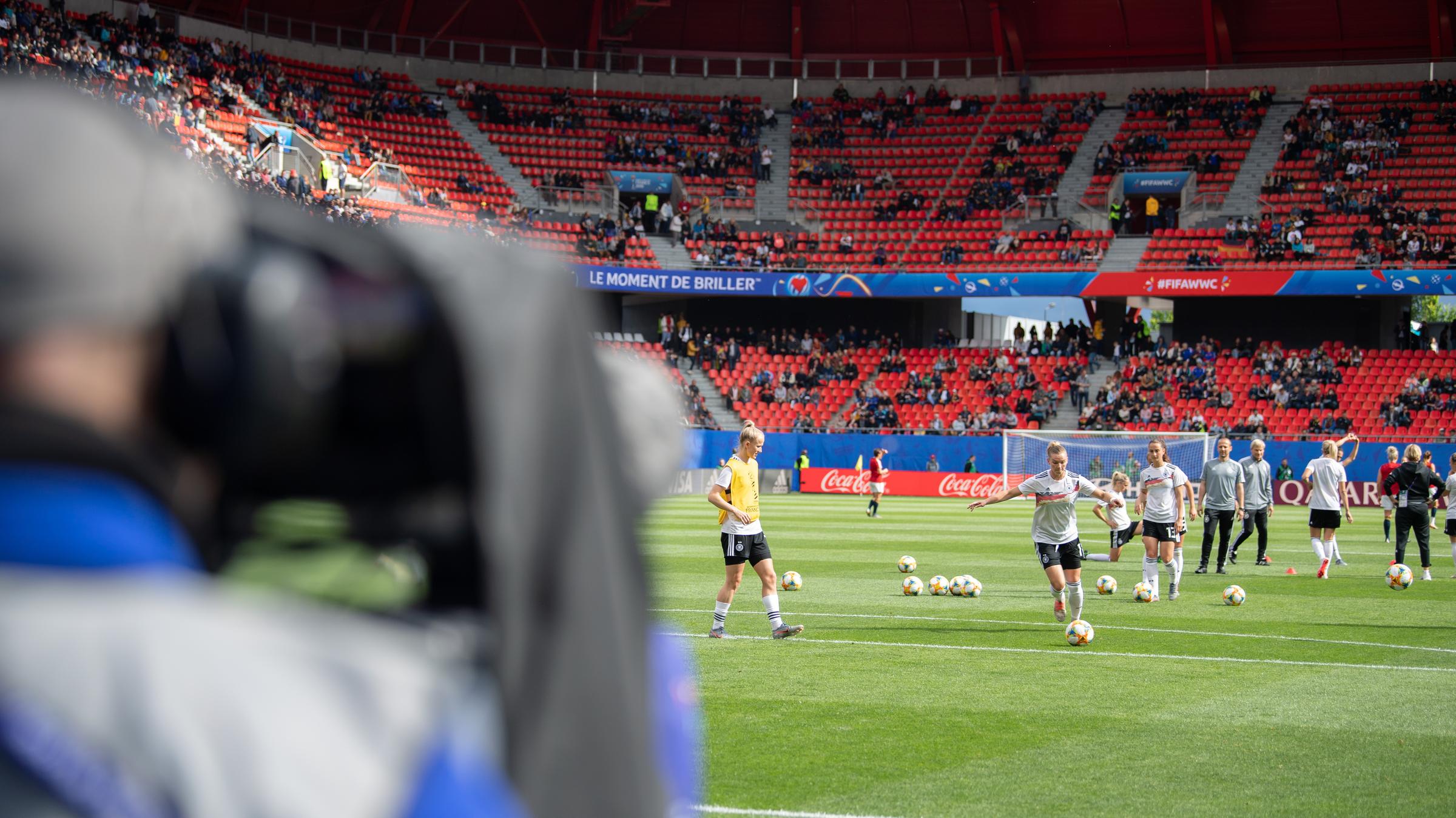 Eine TV-Kamera ist auf Fußballerinnen der deutschen Nationalmannschaft gerichtet Eine TV-Kamera ist auf Fußballerinnen der deutschen Nationalmannschaft gerichtet