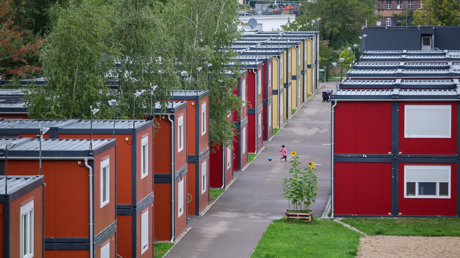 Blick auf eine Gemeinschaftsunterkunft für Flüchtlinge in Sachsen. Die aus Wohncontainern errichtete Unterkunft bietet 300 Plätze. Blick auf eine Gemeinschaftsunterkunft für Flüchtlinge in Sachsen. Die aus Wohncontainern errichtete Unterkunft bietet 300 Plätze.