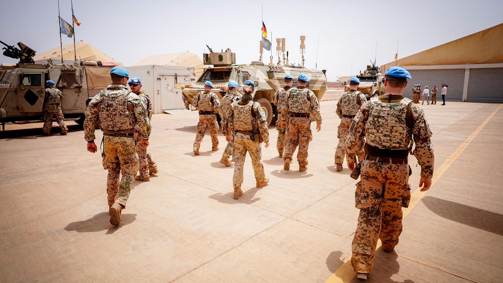 Mali: Soldaten der Bundeswehr verlassen einen Platz im Camp Castor in Gao.
