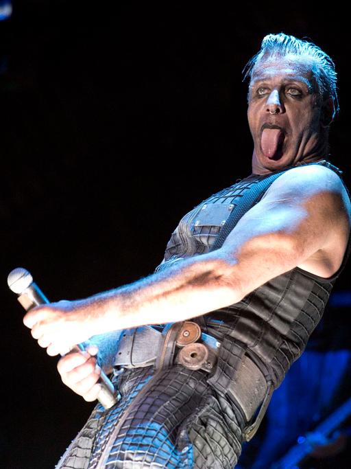 Sänger Till Lindemann macht während eines Rammstein-Konzert in Mexiko 2020 eine sexuelle Geste.
