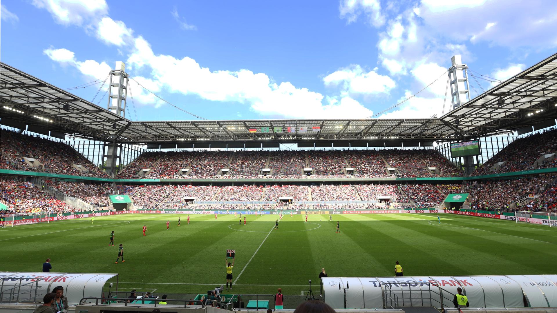 Das DFB-Pokalfinale der Frauen zwischen Wolfsburg und Freiburg fand erstmals vor ausverkaufter Kulisse im Rheinenergie-Stadion in Köln statt. Das DFB-Pokalfinale der Frauen zwischen Wolfsburg und Freiburg fand erstmals vor ausverkaufter Kulisse im Rheinenergie-Stadion in Köln statt.