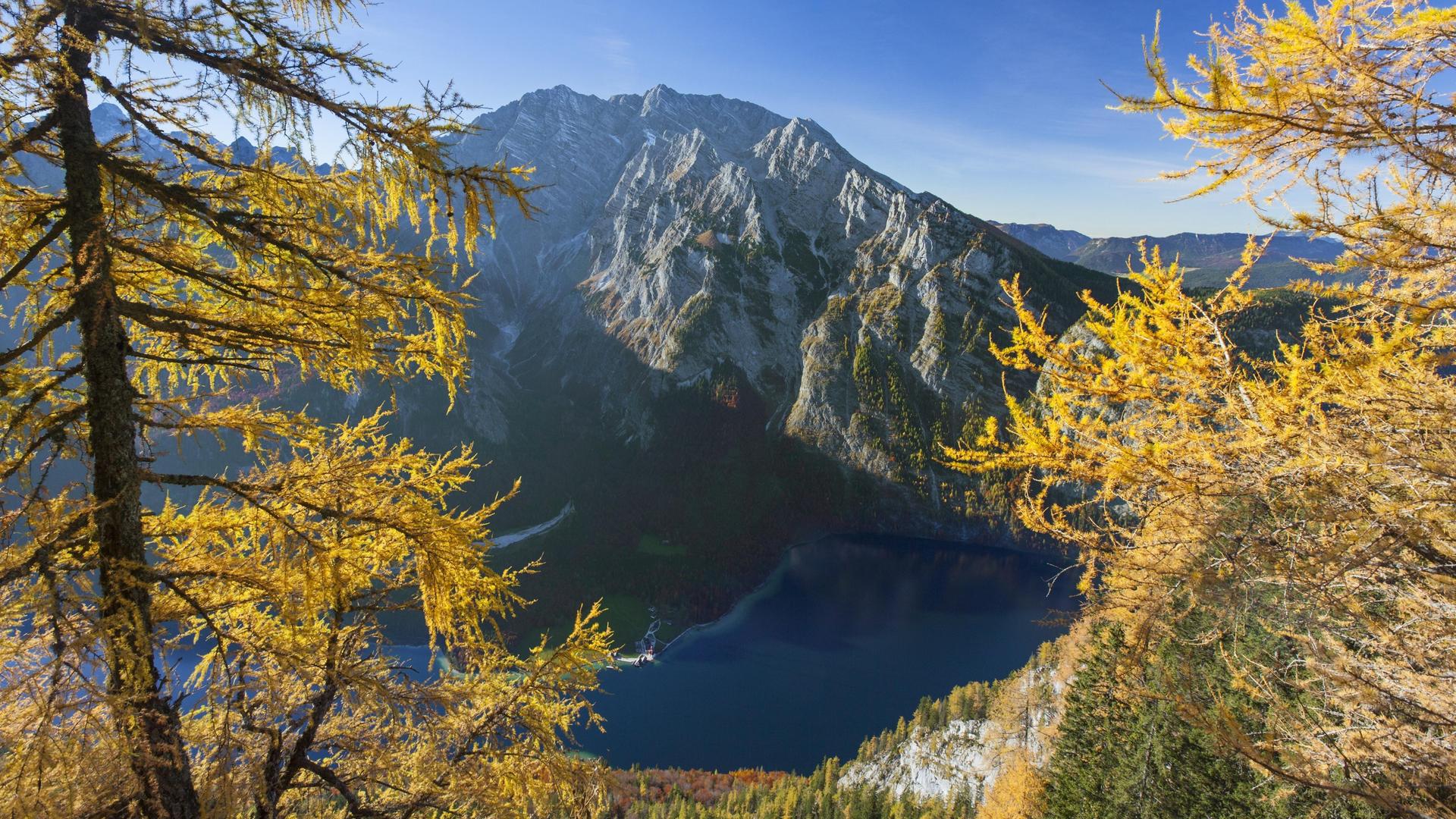 Blick vom Feuerpalfen über den Watzmann und den Königssee im Herbst im Nationalpark Berchtesgaden. Blick vom Feuerpalfen über den Watzmann und den Königssee im Herbst im Nationalpark Berchtesgaden.