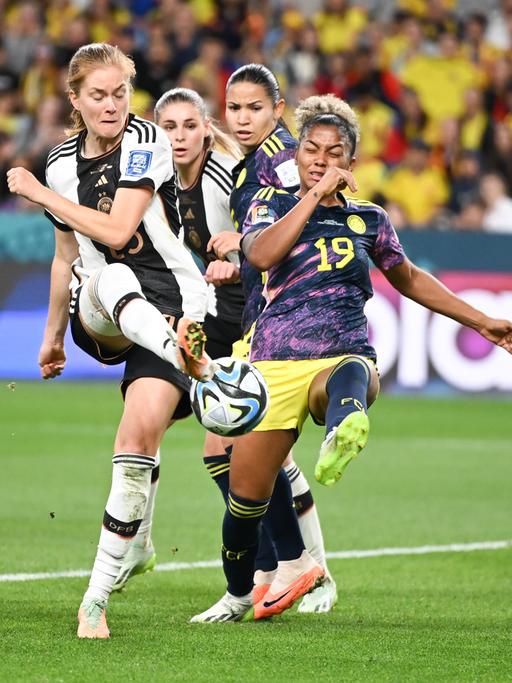 FuÃball, Frauen: WM, Deutschland - Kolumbien, Vorrunde, Gruppe H, 2. Spieltag, Sydney Stadion: Deutschlands Sjoeke Nüsken (l) verschlägt einen Ball neben Kolumbiens Jorelyn CarabalÃ­, Kolumbiens Manuela Vanegas und Deutschlands Alexandra Popp.