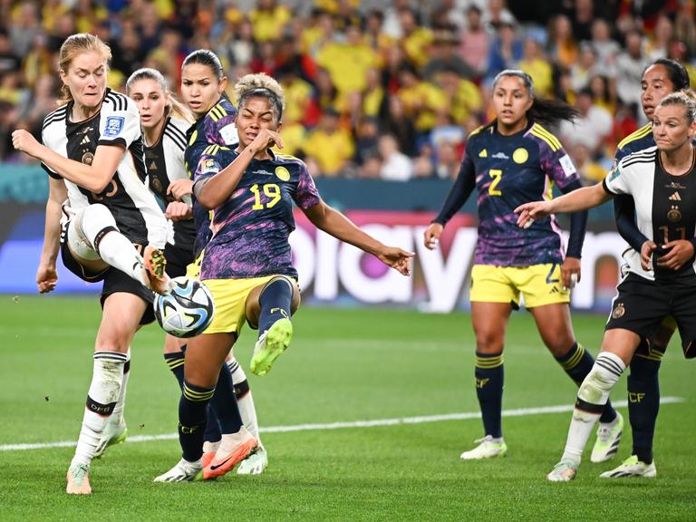 FuÃball, Frauen: WM, Deutschland - Kolumbien, Vorrunde, Gruppe H, 2. Spieltag, Sydney Stadion: Deutschlands Sjoeke Nüsken (l) verschlägt einen Ball neben Kolumbiens Jorelyn CarabalÃ­, Kolumbiens Manuela Vanegas und Deutschlands Alexandra Popp.