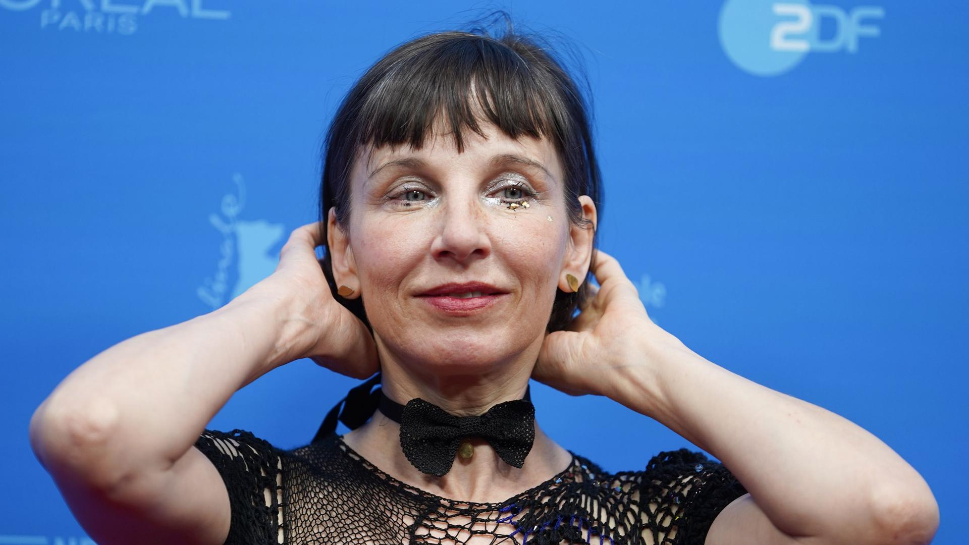 Berlin: Die Schauspielerin Meret Becker. Dutzende deutsche Stars schneiden sich Haare ab Berlin: Die Schauspielerin Meret Becker. Dutzende deutsche Stars schneiden sich Haare ab