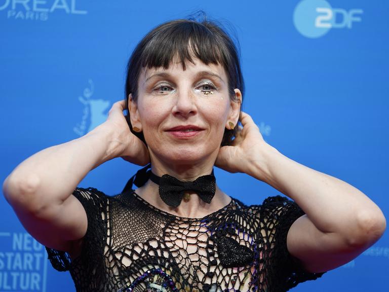Berlin: Die Schauspielerin Meret Becker. Dutzende deutsche Stars schneiden sich Haare ab