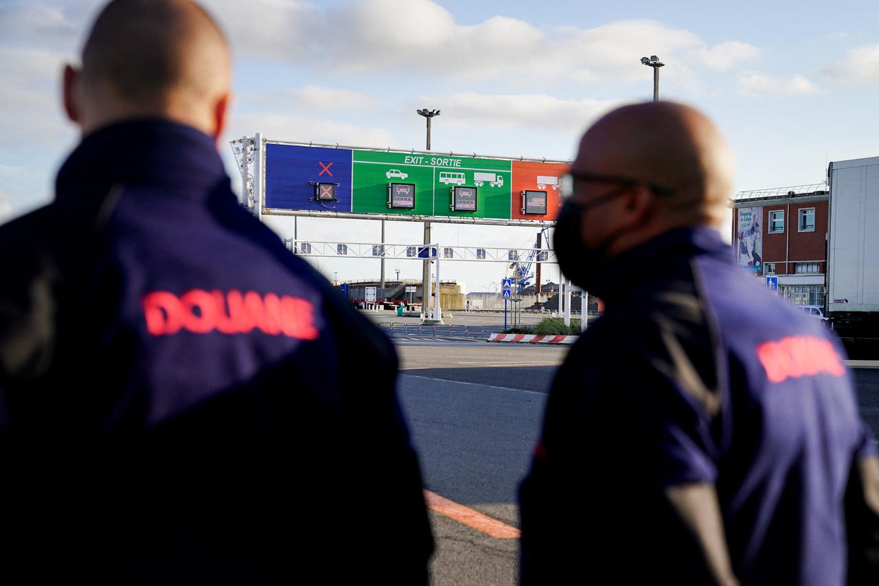 Grenzkontrollen am Fährterminal in Calais: Zwei Zöllner stehen an den Grenzanlagen. Grenzkontrollen am Fährterminal in Calais: Zwei Zöllner stehen an den Grenzanlagen.