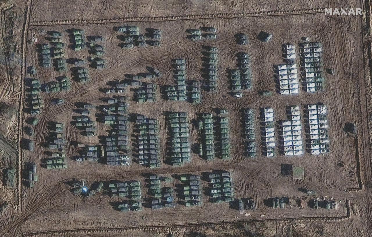 Ein Satellitenbild von Maxar Technologies vom 1. November 2021 zeigt russisches Militär in der Stadt Yelnya.