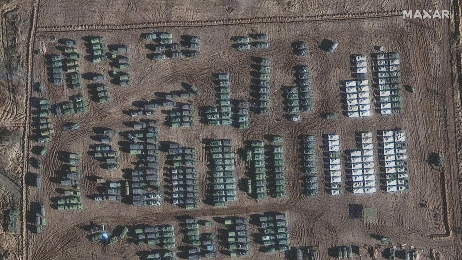 Ein Satellitenbild von Maxar Technologies vom 1. November 2021 zeigt russisches Militär in der Stadt Yelnya.