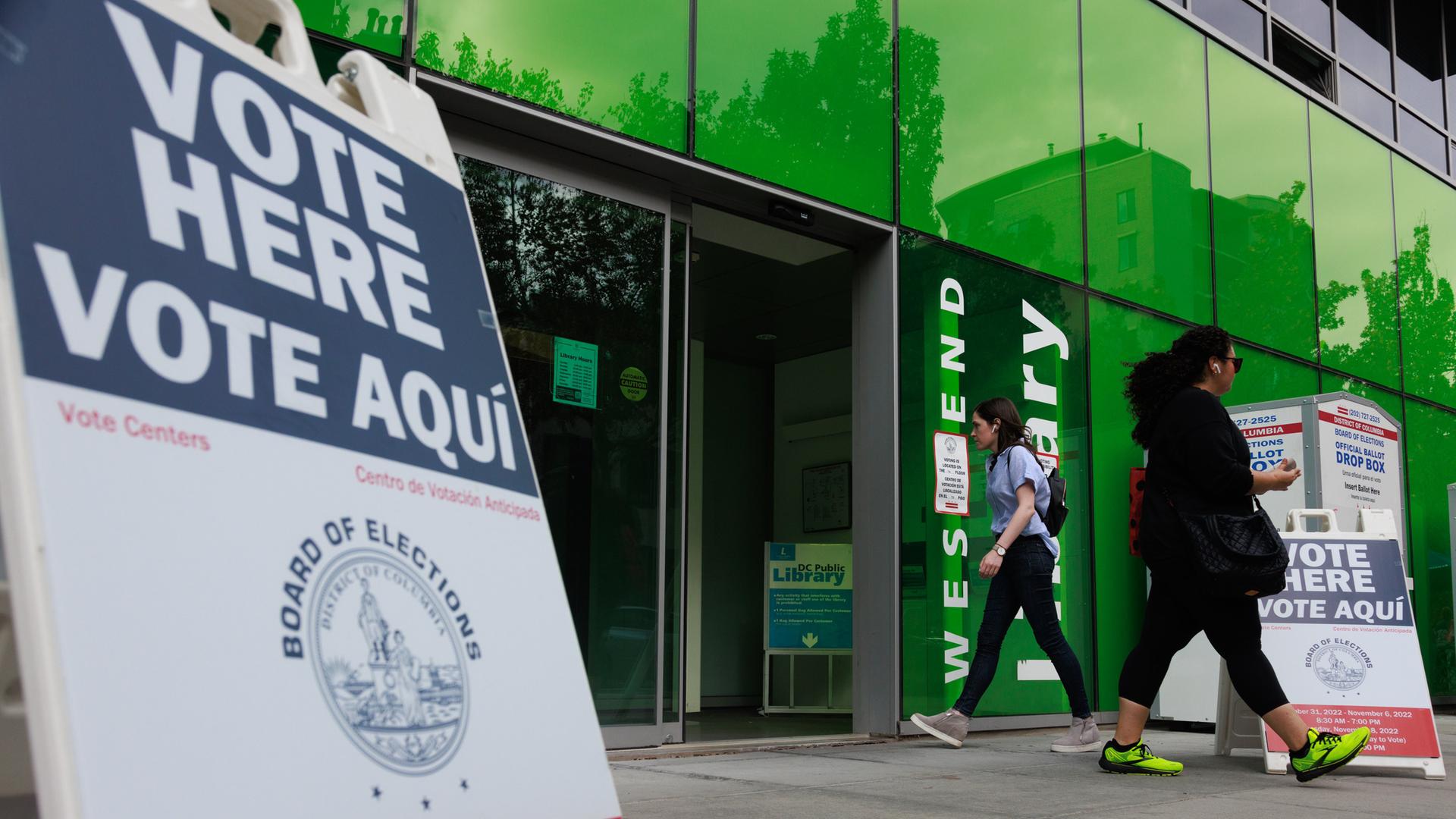 Ein Schild weist auf ein Wahllokal in Washington für die Midterms 2022 in den USA hin 