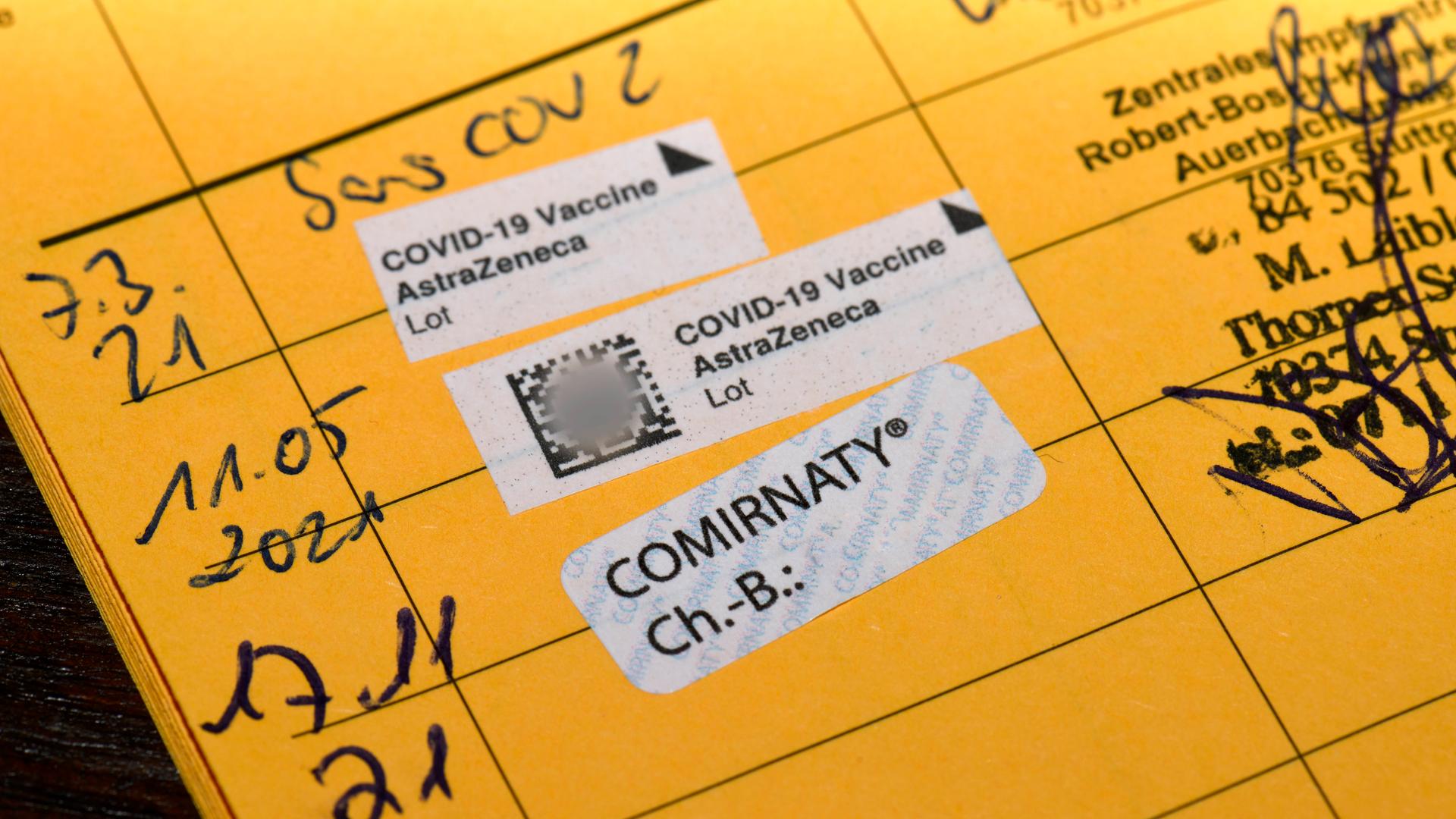 Ein gelber Impfpass nach dritter erfolgter Booster-Impfung mit BioNTec gegen Covid-19.
