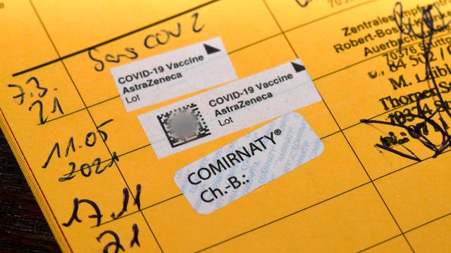 Impfpass nach dritter erfolgter Booster-Impfung mit BioNTec gegen Covid-19, Sars-CoV-2, Corona-Krise, Stuttgart, Baden-W