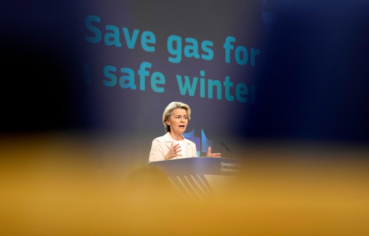 EU-Kommissionspräsidentin von der Leyen steht an einem Rednerpult. EU-Kommissionspräsidentin von der Leyen steht an einem Rednerpult.