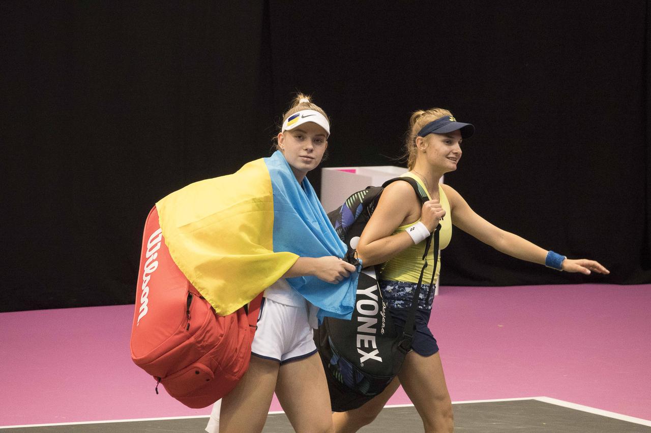 Dayana Yastremska und Ivanna Yastremska gehen vom Platz Dayana Yastremska und Ivanna Yastremska gehen vom Platz